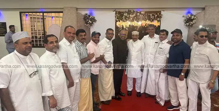 Yahya Thalankara honoring Sameer Best Gold in Dubai