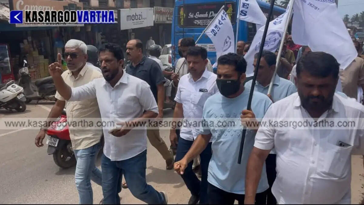 Merchants block MG Road in Kasaragod protesting severe dust pollution after incomplete pipeline works