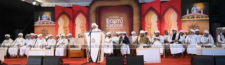 E Sulaiman Musliyar presenting the Thahirul Ahdal Award to Pallangode Abdul Qadir Madani at Muhimmath.