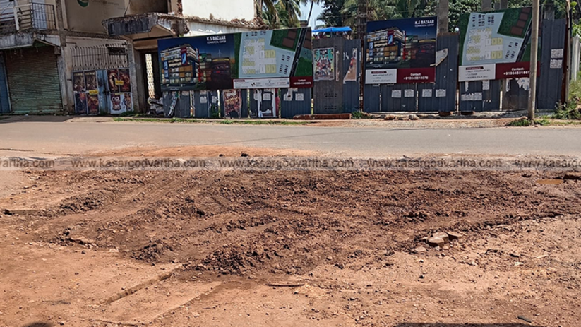  Pothole on KPR Rao Road near KSRTC depot filled with mud