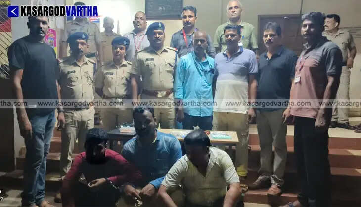 Railway police and RPF officers with the arrested suspects in the train robbery case.