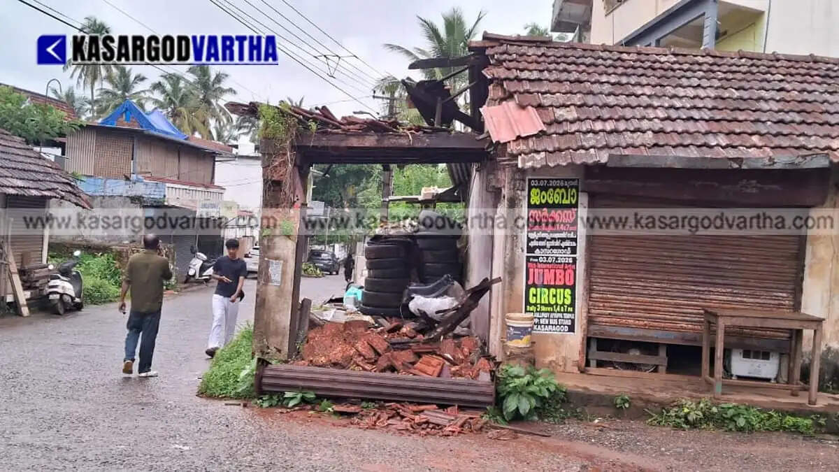 Pallam jail rear road completely damaged in Kasaragod; dilapidated building poses threat to commuters