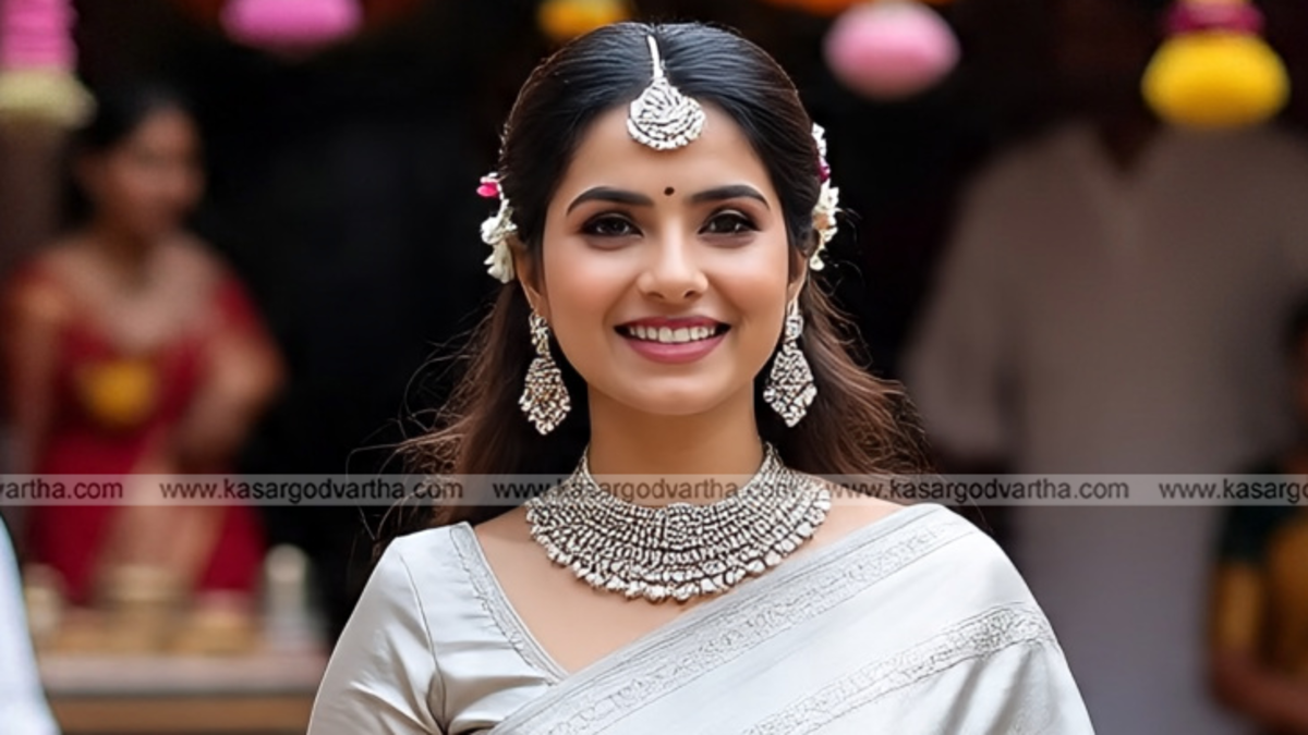  Gold biscuits and jewellery representing rising gold prices in Kerala