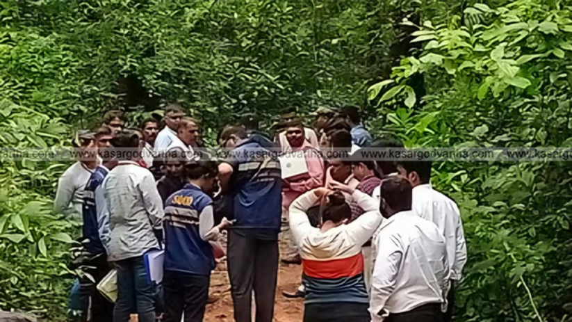 Special Investigation Team (SIT) searching the Boliyar forest in Dharmasthala.