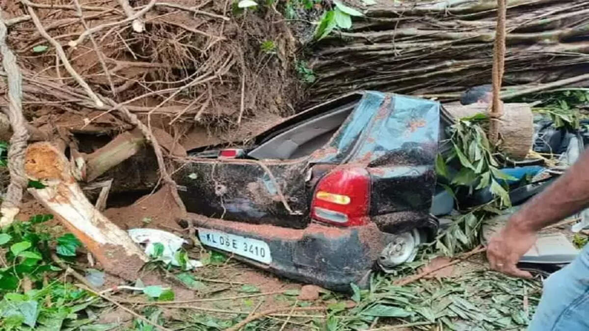 Idukki: One died Big tree fell on to the top of Car and KSRTC bus,&nbsp;Died, Accident, Accidental Death, Obituary, Police
