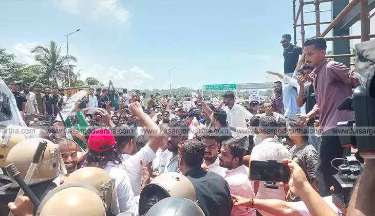 Protesters marching against the Kumbala toll gate in Kasaragod.
