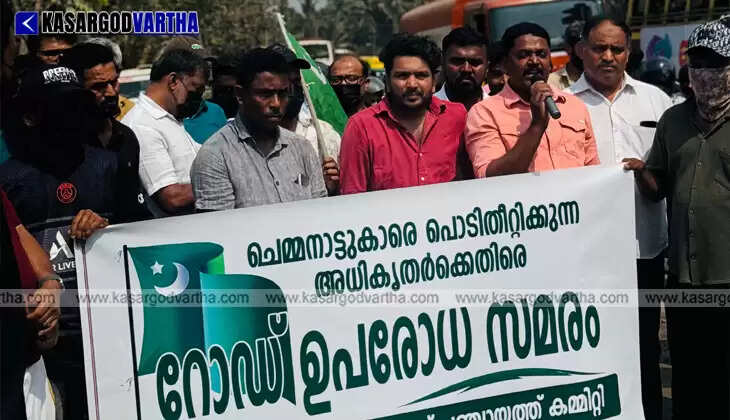 Youth League activists protesting on the dusty Kasaragod-Kanhangad KSTP road.
