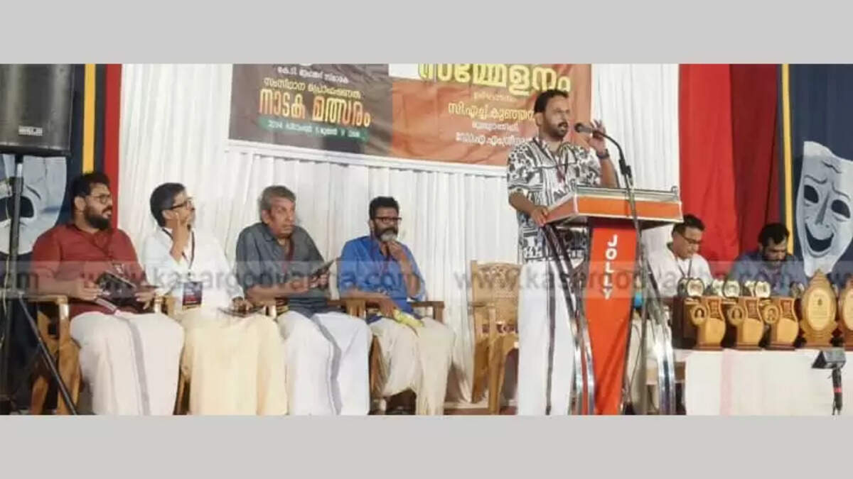 ബേവൂരിയില്&zwj; നടന്ന സംസ്ഥാനതല പ്രൊഫഷണല്&zwj; നാടക മത്സരത്തിന്റെ സമാപന സമ്മേളനം കൈരളി ടി വി ന്യൂസ് എഡിറ്റര്&zwj; പി വി കുട്ടന്&zwj; ഉദ്ഘാടനം ചെയ്യുന്നു. Photo: Arranged