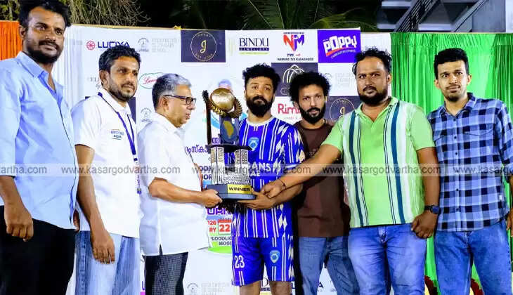 Vegans Kadavath team receiving the Oommen Chandy Memorial Trophy.