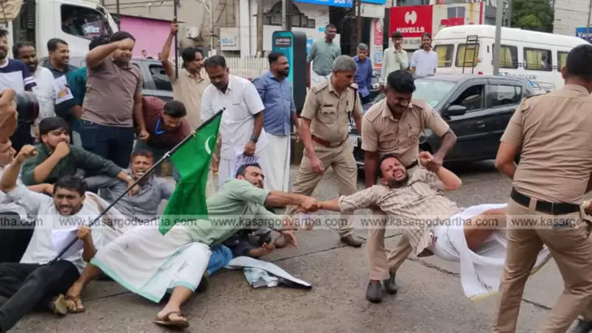 Youth League activists being arrested during road blockade in Kasaragod