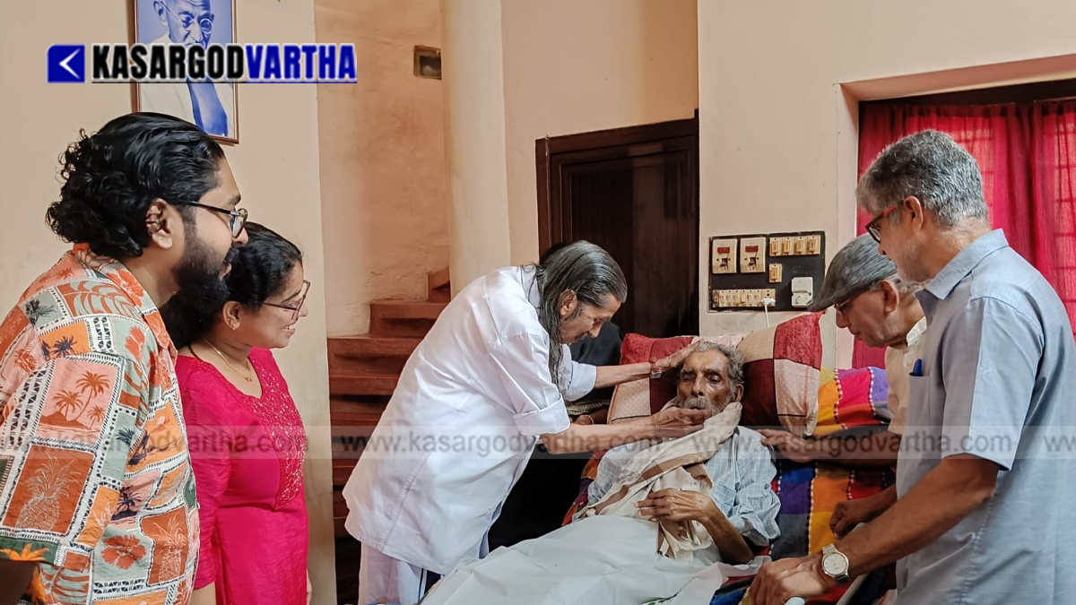 image of Pannyan Raveendran honoring Cartoonist PV Krishnan