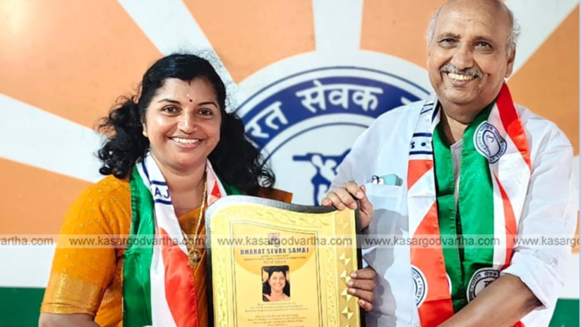 K V Sreelatha receiving Bharat Sevak Samaj National Award