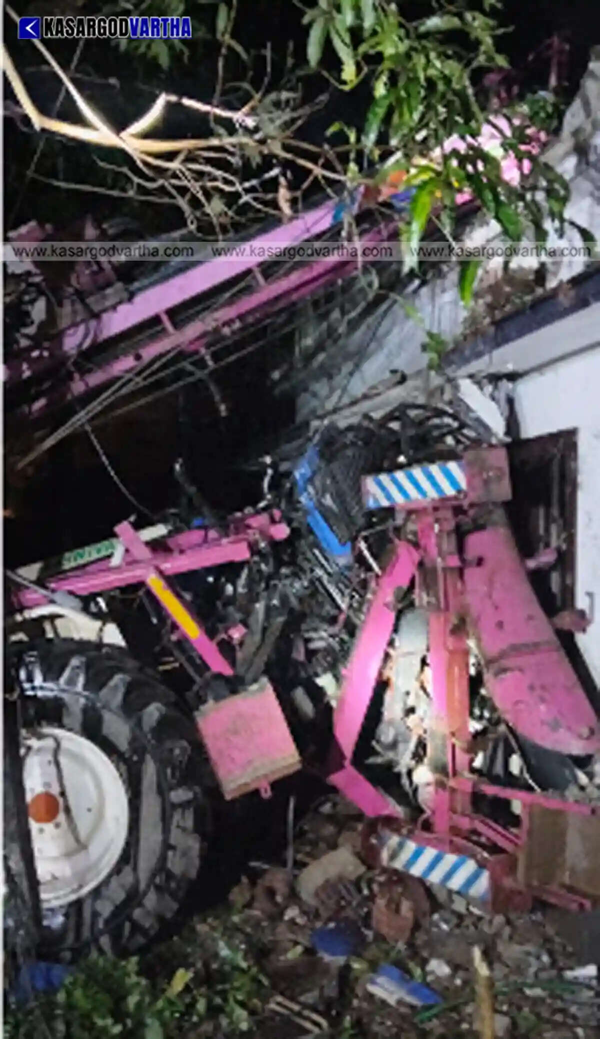 Borewell lorry overturns onto house in Kasaragod West Eleri; two migrant workers dead