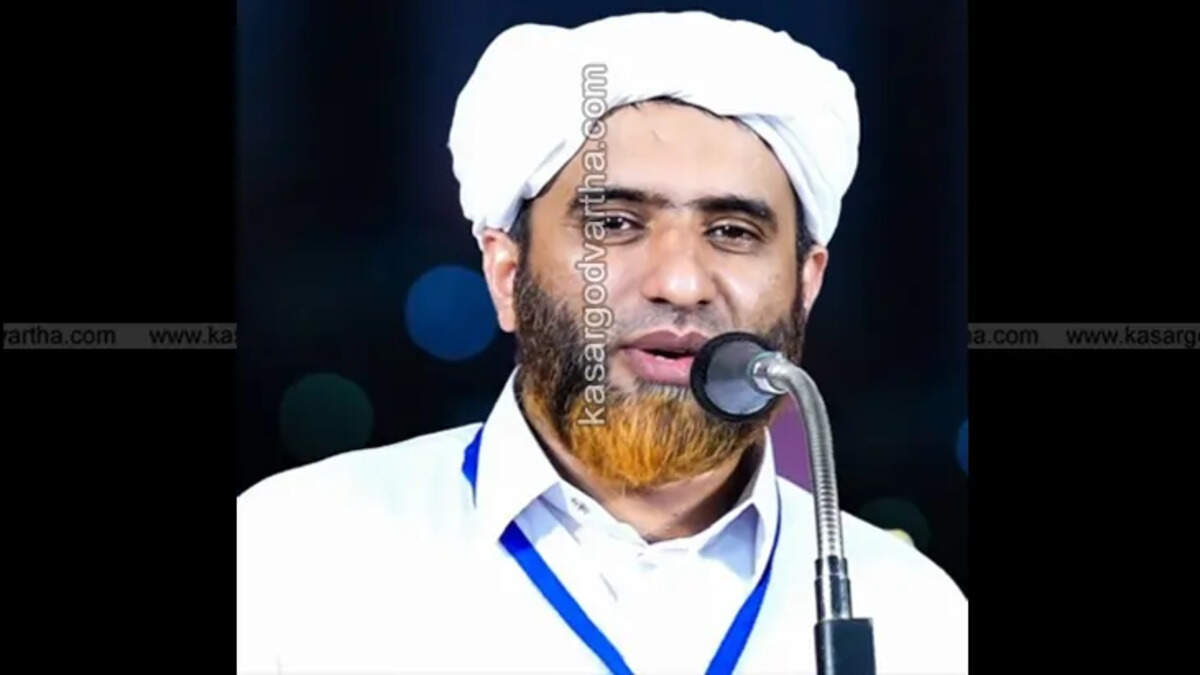 Hafiz Masood Saqafi speaking at a religious event in Kasaragod