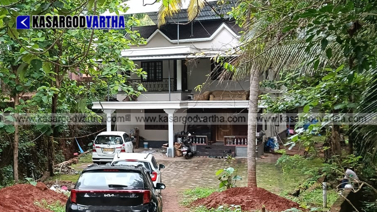  Enforcement Directorate officials conducting investigation.
