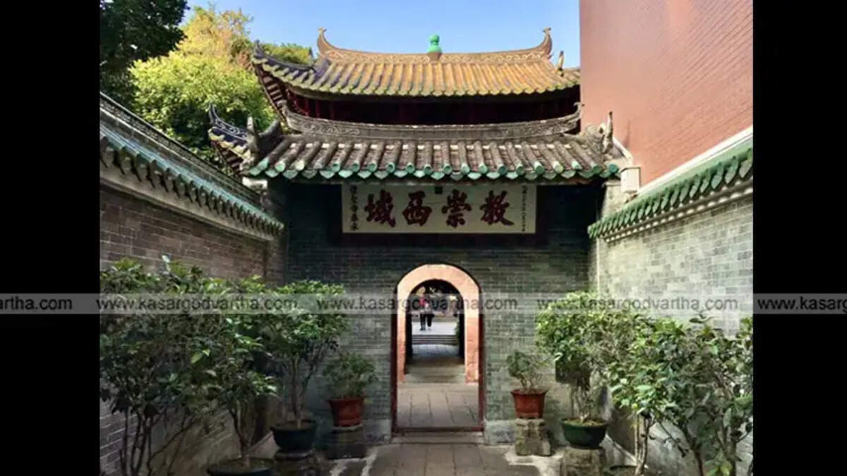  The minaret of the Huaisheng Mosque in Guangzhou, China