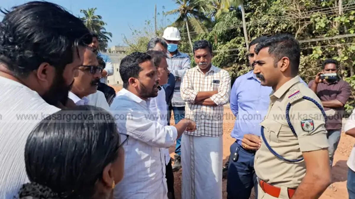 Residents protesting national highway construction in Nullippady demanding underpass.