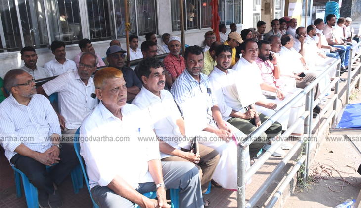N.A. Nellikkunnu MLA inaugurating the protest against Thalangara Post Office closure.
