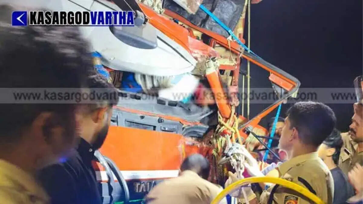 Lorry Carrying Cables Rams into Parked Taurus on Karanthakkad National Highway; Fire Force Rescues Trapped Driver and Cleaner