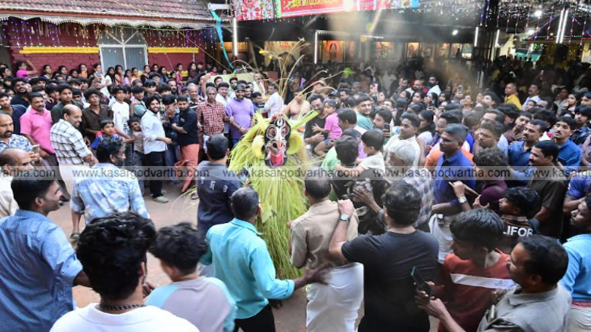 Theyyam performance at Kottacheri Kaliyattam