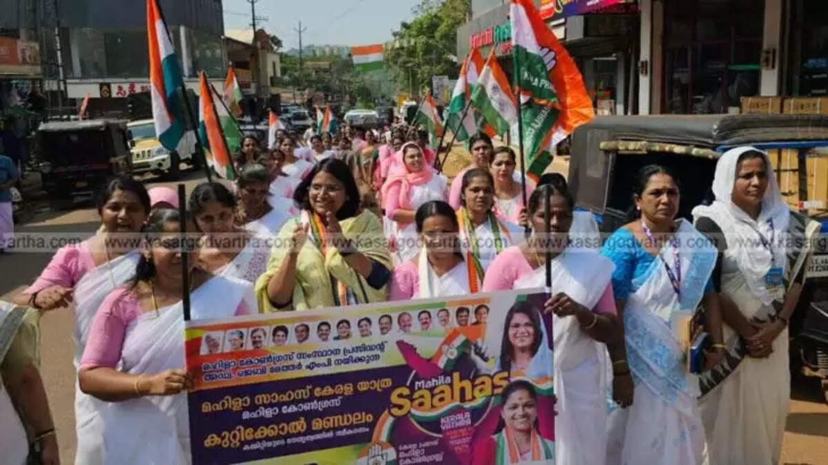  Jebi Mather MP receiving welcome at Mahila Sahas Kerala Yatra in Kuttikol.