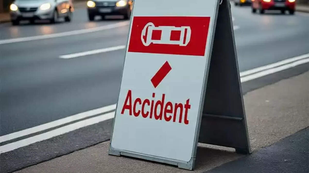 Image Representing Private Bus Overturns in Puthukkad, Thrissur, Injuring 18 Passengers