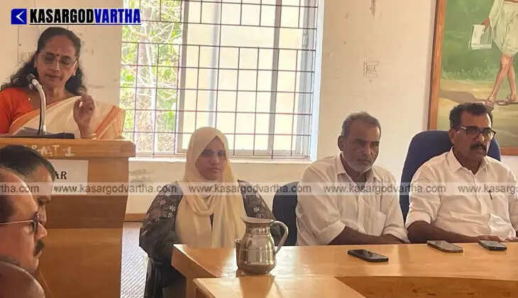 Vice President CK Pushpakumari presenting the budget at Muliyar Grama Panchayat hall