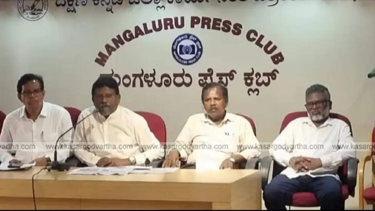 Lolaksha, President of SC/ST Confederation, addressing the press meet on caste census.