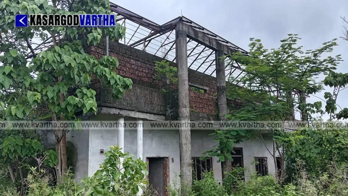 Dilapidated building of Parthi Subbayya Yakshagana Kalakshetra in Kumbala