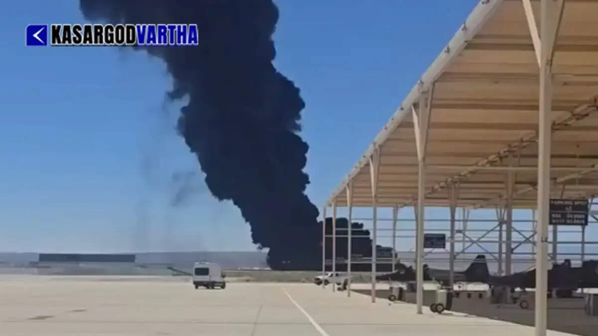 US Air Force B-52 bomber crashes during test flight in California; 8 personnel died.