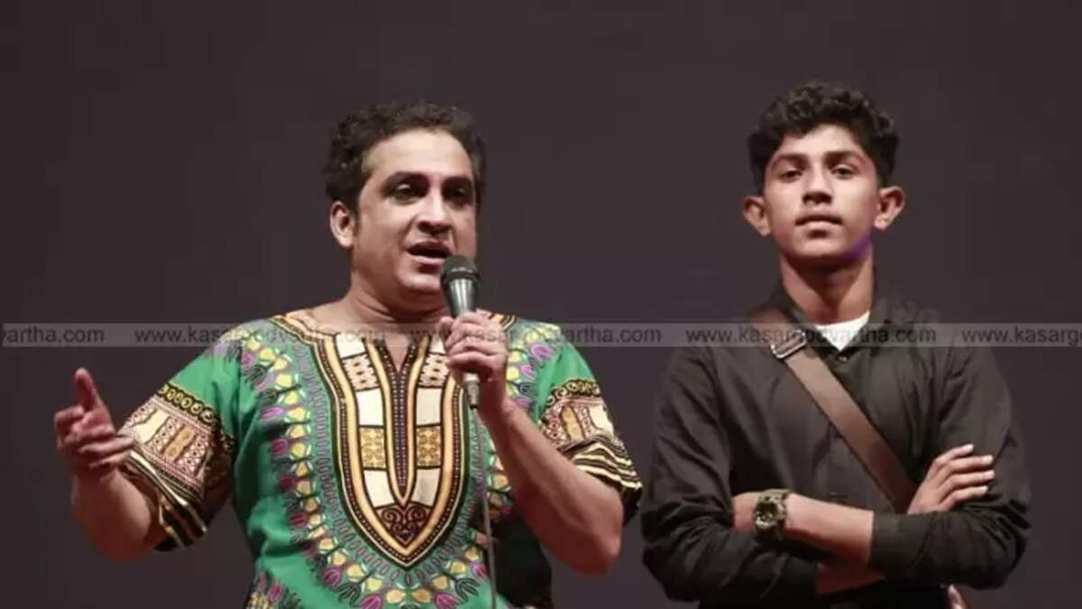 Actor Santhosh Keezhattoor addressing the media.&nbsp;