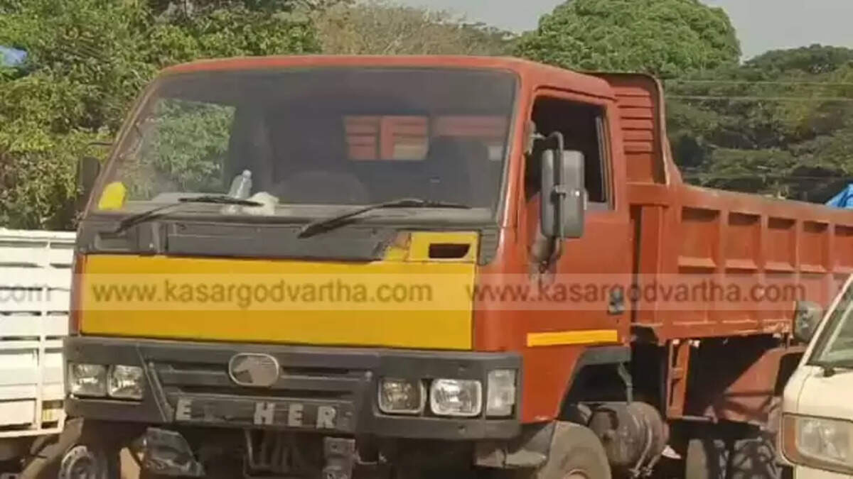 Tipper Lorry Seized for Illegal Sand Mining at Kumbla Olayam Kadavu