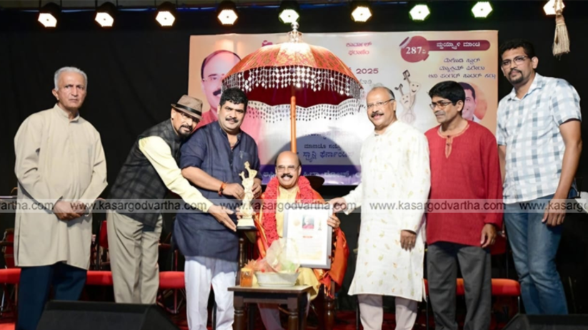 Kannada Actor Kasargod Chinna receiving the Kalakar Award