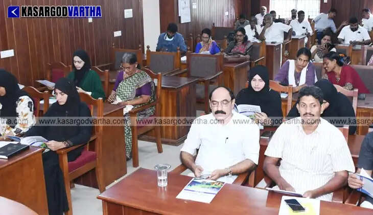 Vice Chairperson Usha Arjun presenting the Kasaragod Block Panchayat budget for the year 2026-27.