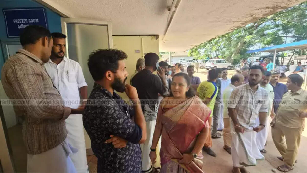 BJP leaders protesting at Kasaragod General Hospital over delayed post-mortem.