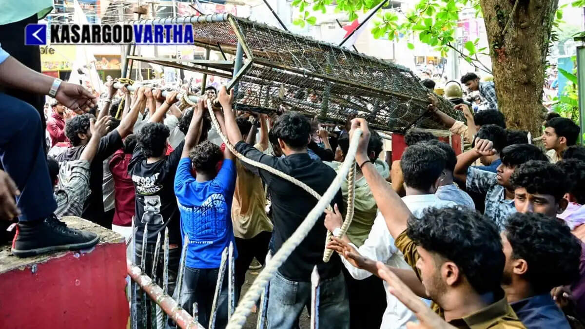 SFI march to Kanhangad post office over NEET-CBSE row turns into a scuffle; activists demand Union Minister's resignation