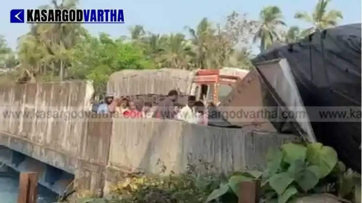 Plywood Lorry Overturns on Kalanad Railway Overbridge