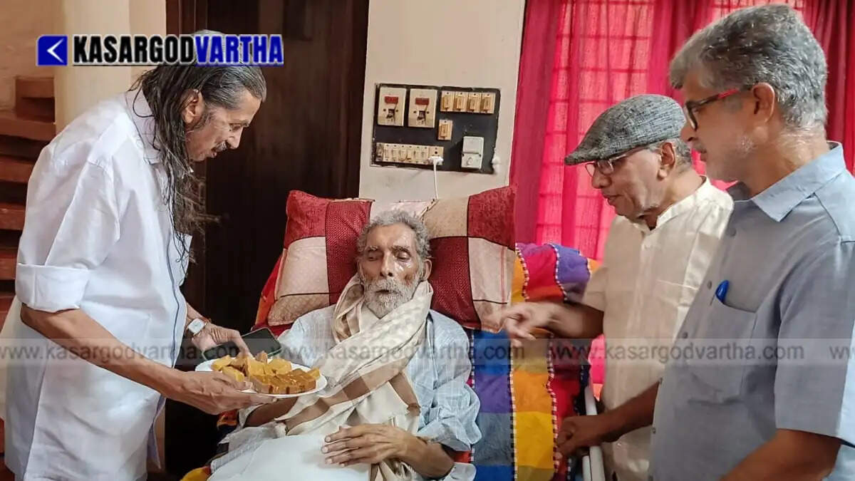 image of Pannyan Raveendran honoring Cartoonist PV Krishnan