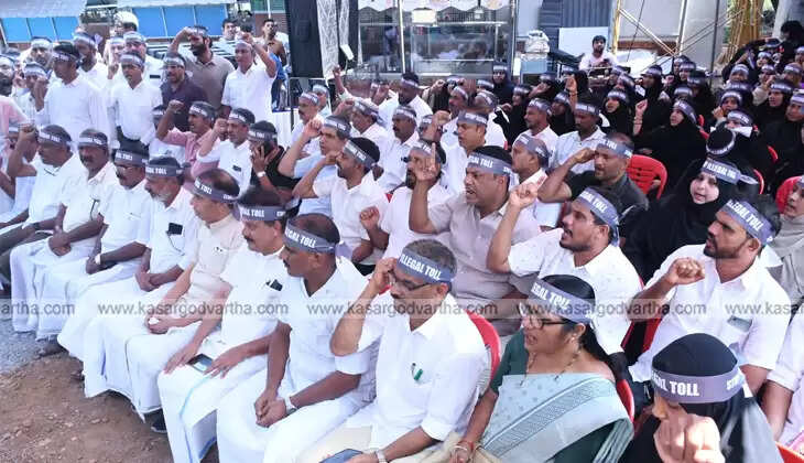  Protest dharna at Kasaragod Collectorate against Kumbla Toll Plaza with leaders addressing the crowd.