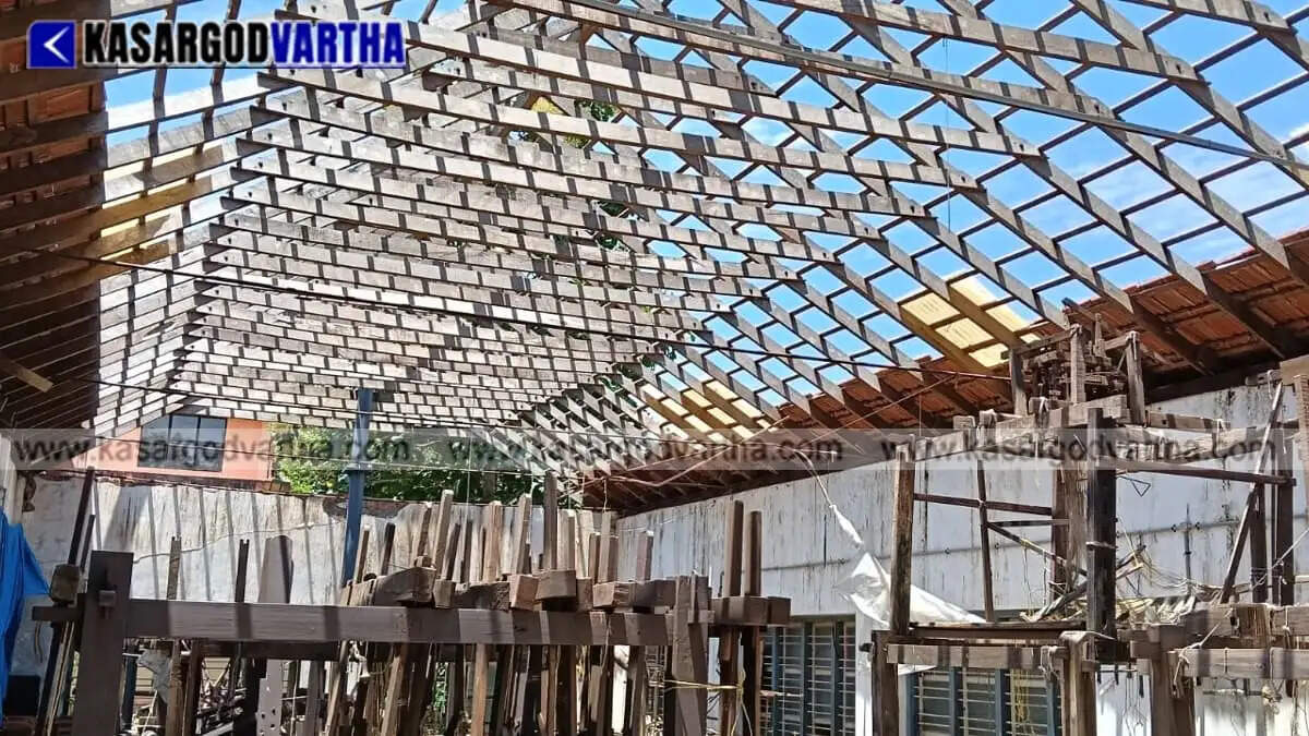Kasaragod Saree heritage at risk: Roof collapse exposes valuable teak wood looms to rain and sun