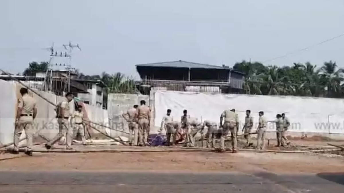 Police Remove Protest Tent Demanding Overbridge in Cheruvathur Without Warning