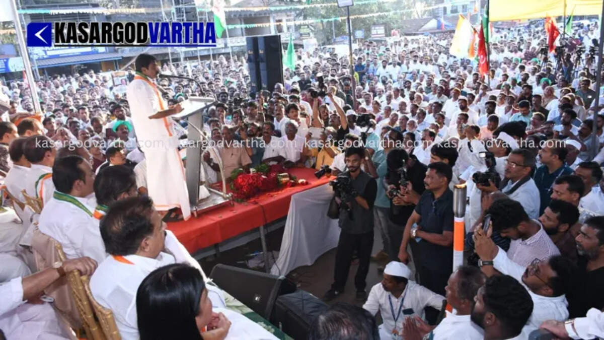  KC Venugopal inaugurating VD Satheesan's Puduyuga Yatra in Kumbla, Kasaragod.