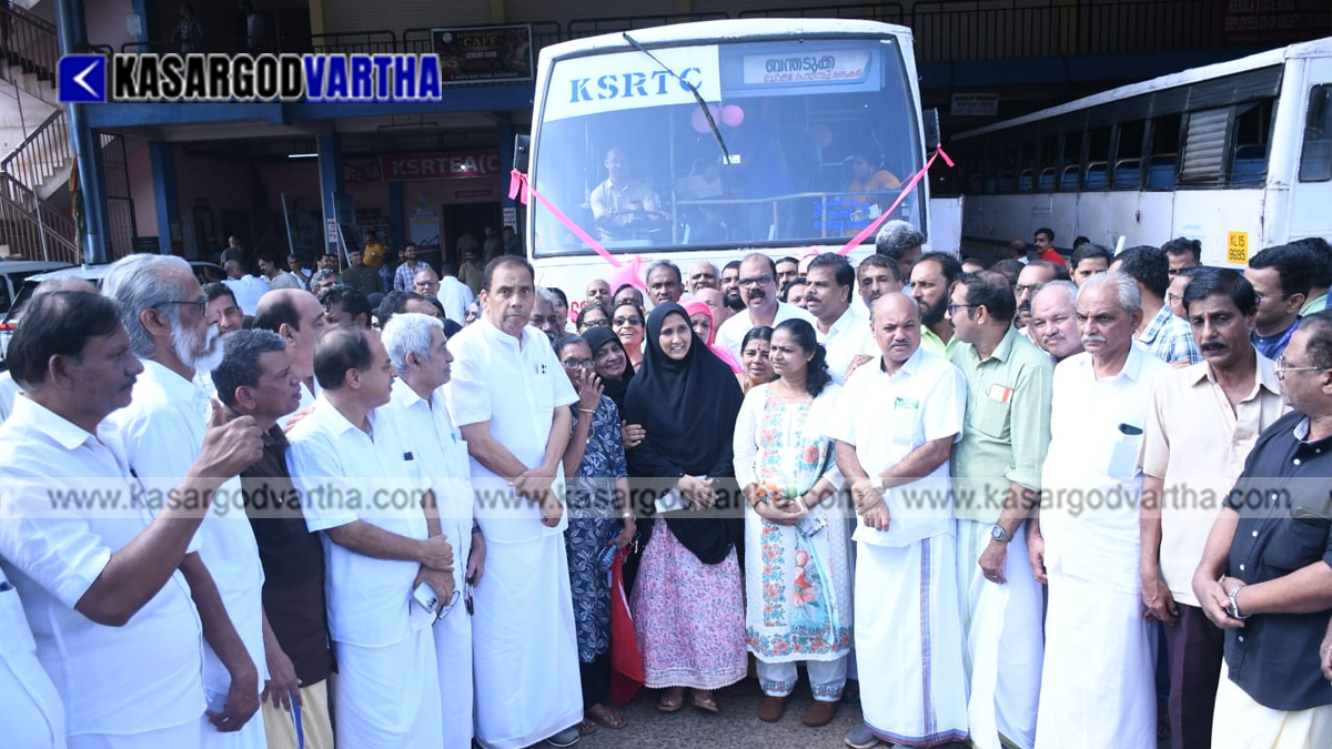 Kasargod KSRTC ordinary bus with Priyadarshini sticker.