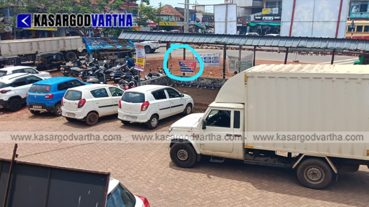 The old bus stand area in Kumbla currently facing traffic and parking issues.