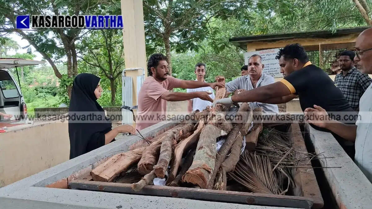 District Panchayat member Irfana Iqbal performs last rites for abandoned former RSS worker in Kasaragod