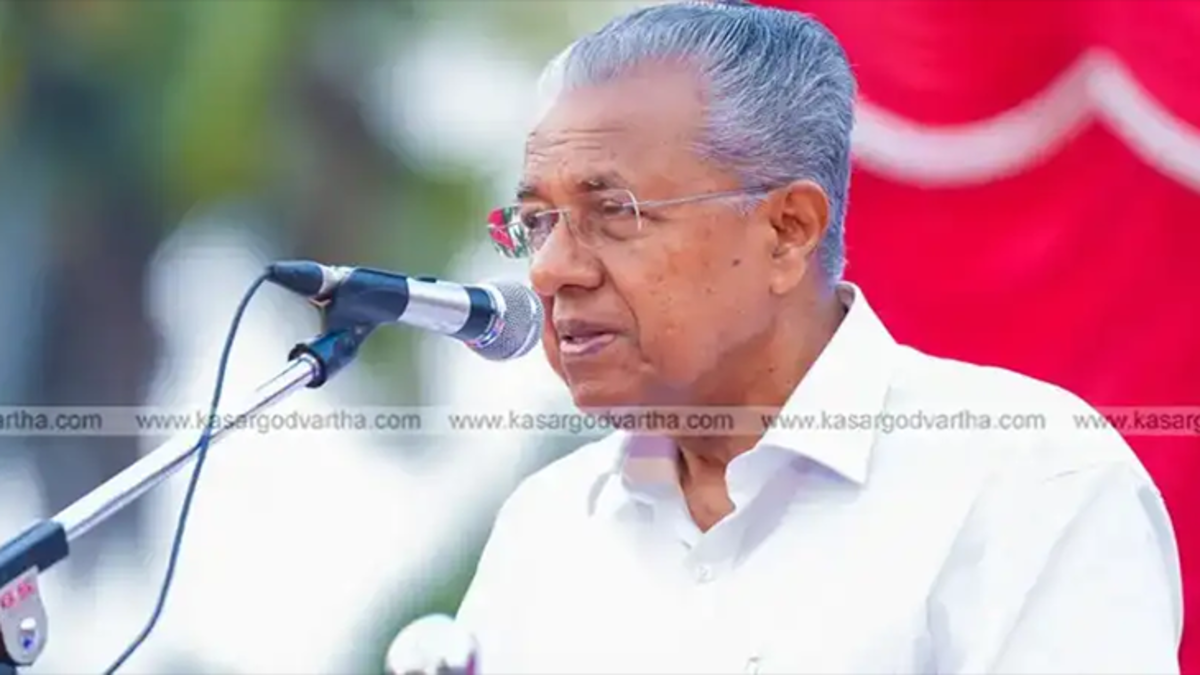  Kerala Chief Minister Pinarayi Vijayan addressing a regional meeting in Kannur, discussing Kasaragod's development.