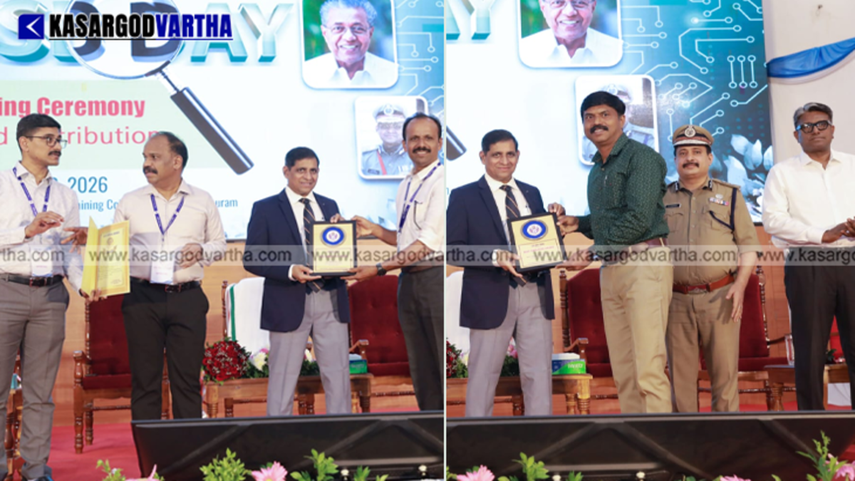 DySP C.B. Thomas and ASI Mohanan receiving the state intelligence award.