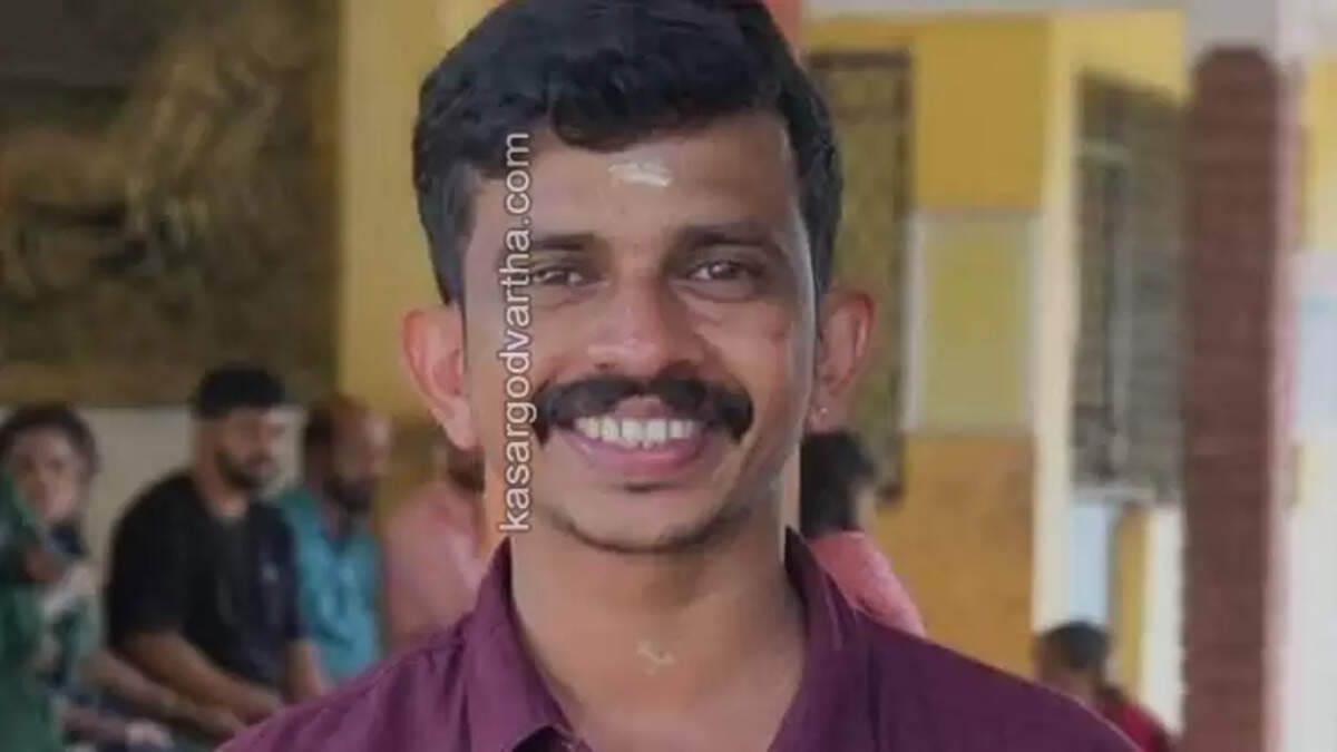  Scene outside astrologer's house in Periyattadukkam after death