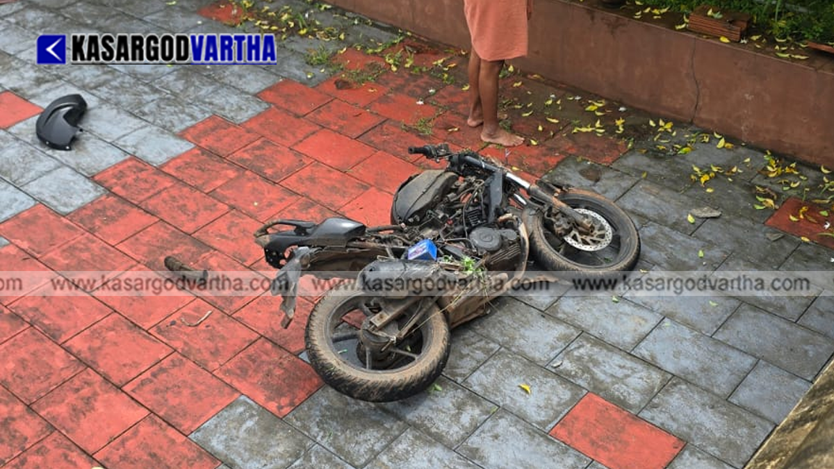  Damaged wall at Kakkat Mahavishnu Temple after the accident
