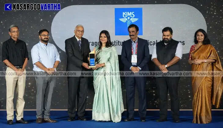 Dr. Usha Menon receiving the Dhanam Healthcare Excellence Award for KIMS Kasaragod.